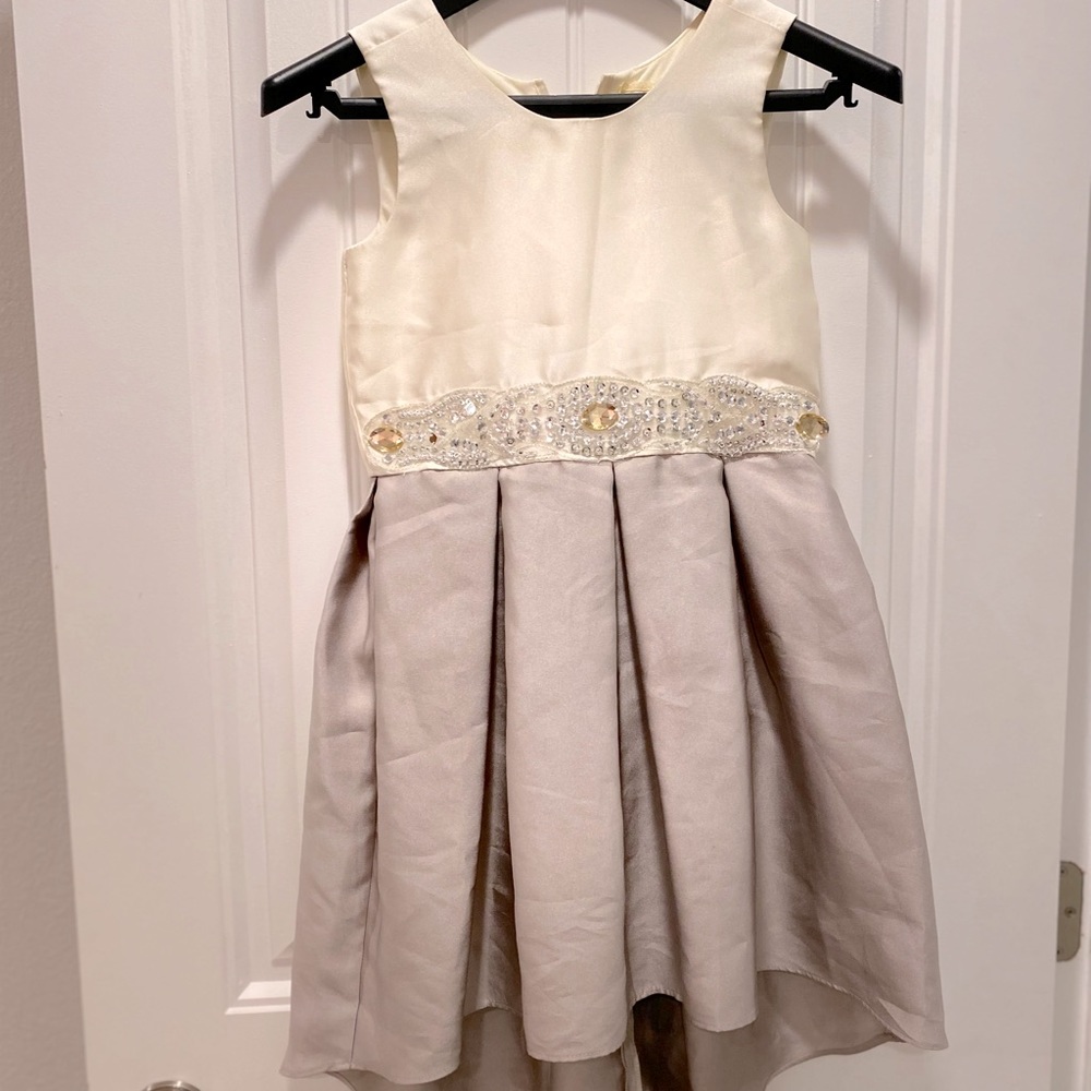 2 formal dresses with different colors. Great for twin girls